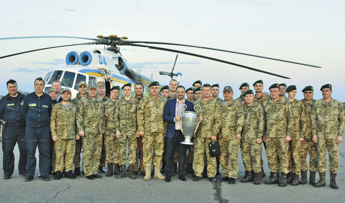 Головний трофей Ліги чемпіонів побував і в українських захисників. Фото з cайту facebook.com